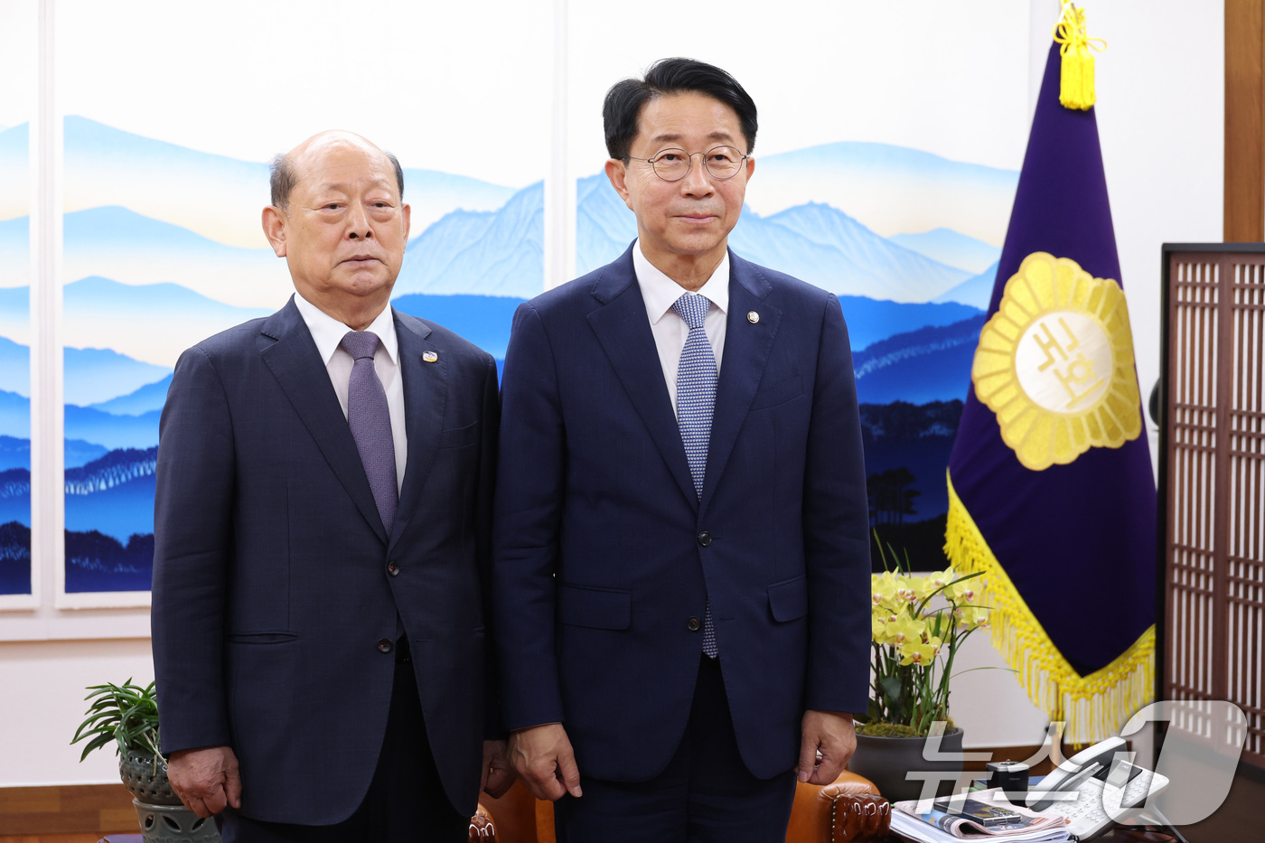 (서울=뉴스1) 신웅수 기자 = 조정식 국회의장(오른쪽)이 20일 서울 여의도 국회에서 송두환 10·29 이태원참사 진상규명과 재발방지를 위한 특별조사위원회 위원장을 접견하며 기념 …