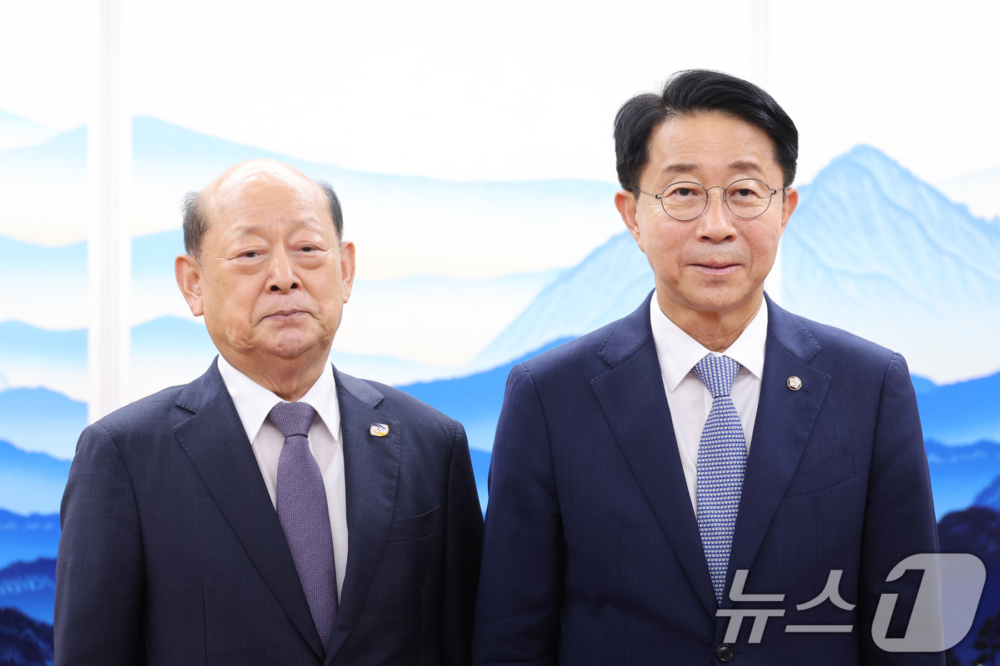 (서울=뉴스1) 신웅수 기자 = 조정식 국회의장(오른쪽)이 20일 서울 여의도 국회에서 송두환 10·29 이태원참사 진상규명과 재발방지를 위한 특별조사위원회 위원장을 접견하며 기념 …
