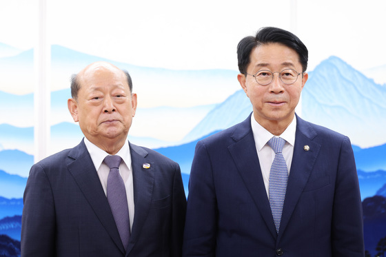 기념 촬영하는 조정식 의장·송두환 위원장