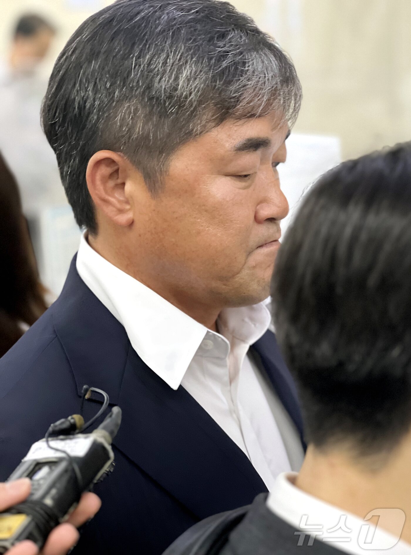 본문 이미지 - 6개월 출전정지 징계를 받은 배재고 야구부의 권오영 감독이 20일 서울 송파구 올림픽회관에서 열린 대한체육회 스포츠공정위원회 재심의에 출석하고 있다. 2026.7.20 ⓒ 뉴스1 이상철 기자