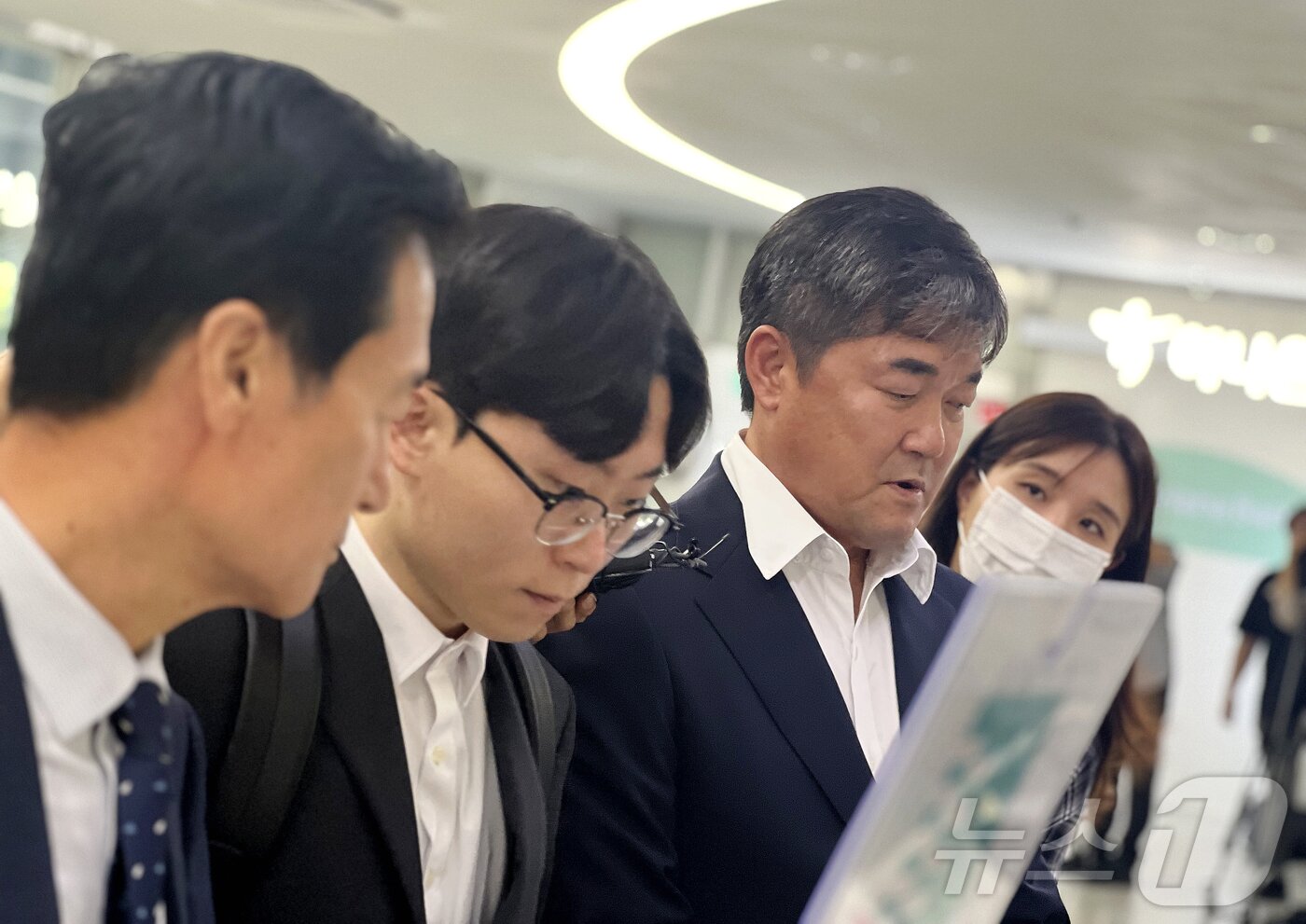 본문 이미지 - 6개월 출전정지 징계를 받은 배재고 야구부의 권오영 감독이 20일 서울 송파구 올림픽회관에서 열린 대한체육회 스포츠공정위원회 재심의에 출석하고 있다. 2026.7.20 ⓒ 뉴스1 이상철 기자