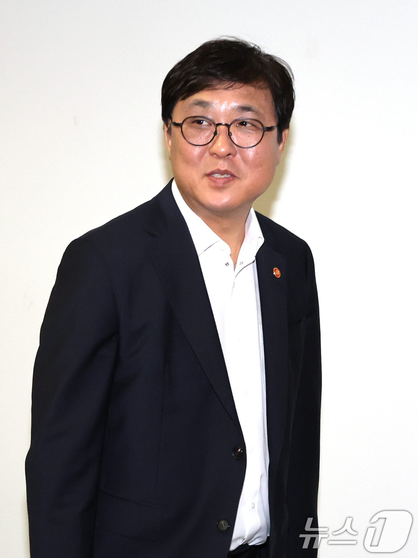 (서울=뉴스1) 박지혜 기자 = 최휘영 문체부 장관이 20일 오후 서울시 종로구 국립현대미술관 사무동에서 열린 K-축구 혁신위원회 3차 회의를 마친뒤 회의장을 나서고 있다. 202 …
