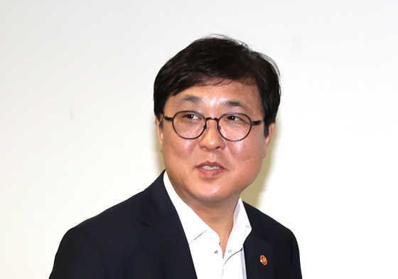 축구 혁신위원회 3차 회의 마친 최휘영 문체부 장관