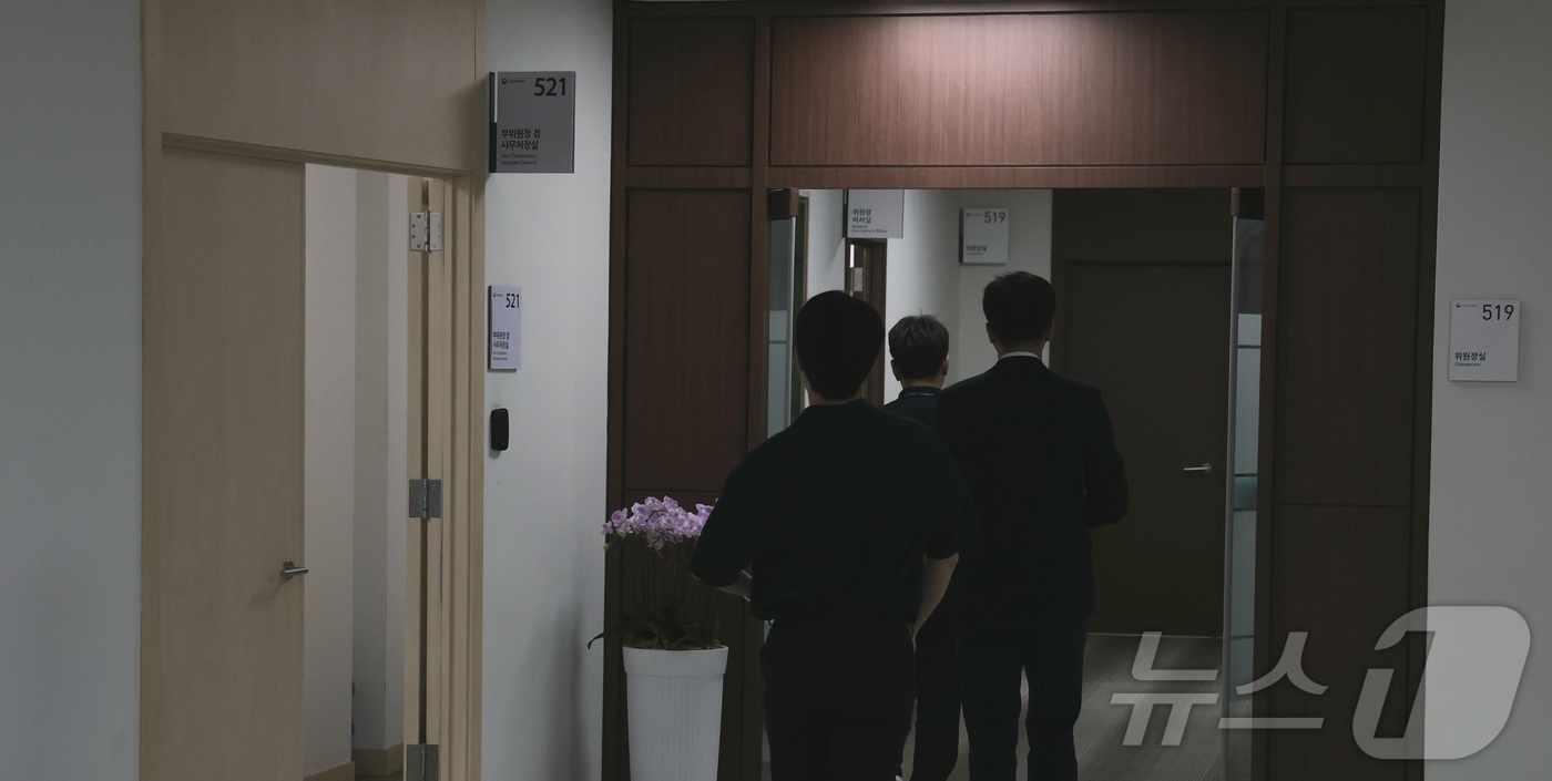 (세종=뉴스1) 김기남 기자 = 20일 오후 세종시 정부세종청사 국민권익위원회에 김건희 여사의 명품백 수수 의혹 종결 처리 과정에서 유철환 전 국민권익위원장과 정승윤 전 국민권익위 …
