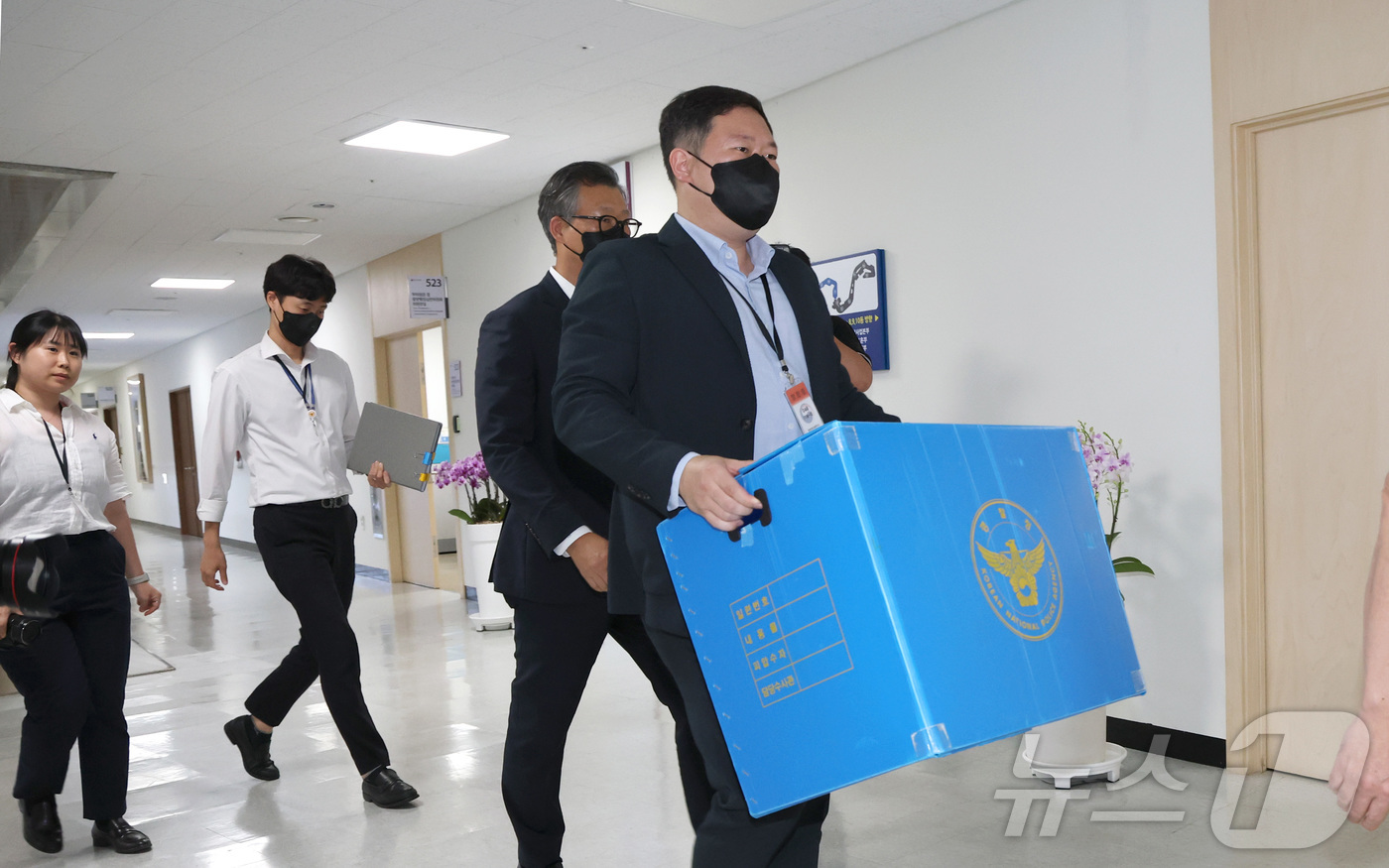 (세종=뉴스1) 김기남 기자 = 경찰청 3대 특검 인계사건 특별수사본부 직원들이 20일 오후 세종시 정부세종청사 국민권익위원회에 김건희 여사의 명품백 수수 의혹 종결 처리 과정에서 …