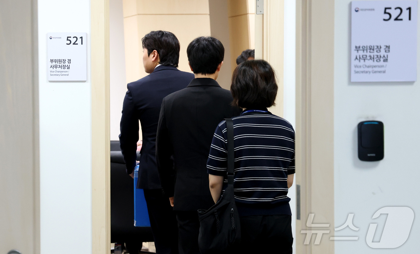(세종=뉴스1) 김기남 기자 = 경찰청 3대 특검 인계사건 특별수사본부 직원들이 20일 오후 세종시 정부세종청사 국민권익위원회에 김건희 여사의 명품백 수수 의혹 종결 처리 과정에서 …