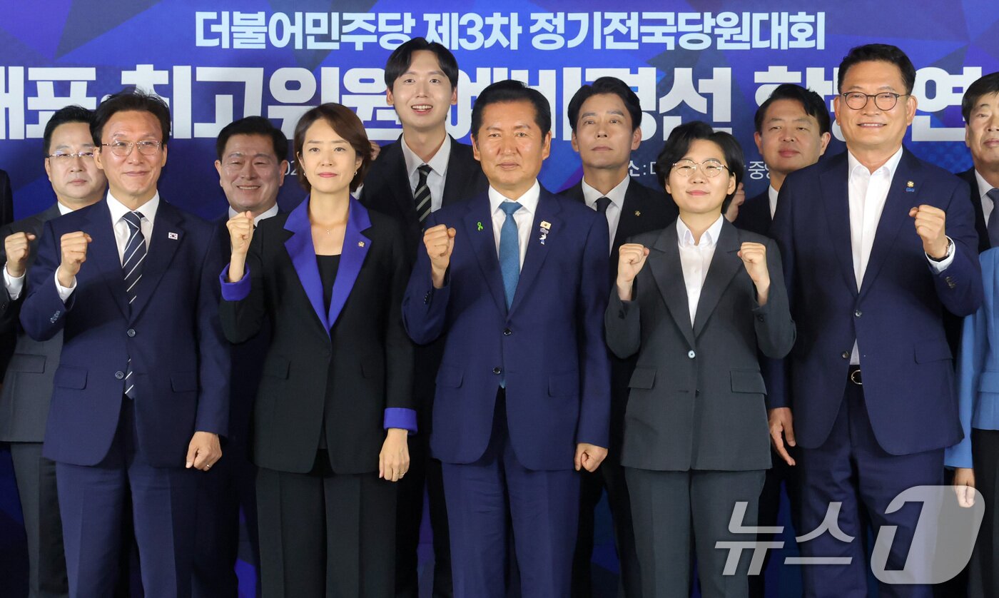본문 이미지 - 김민석·고민정·정청래·김보미·송영길 더불어민주당 당대표 후보와 최고위원 후보들이 20일 서울 여의도 더불어민주당사에서 열린 당대표·최고위원 예비경선 합동연설회에서 기념 촬영을 하고 있다. 2026.7.20 ⓒ 뉴스1 국회사진기자단