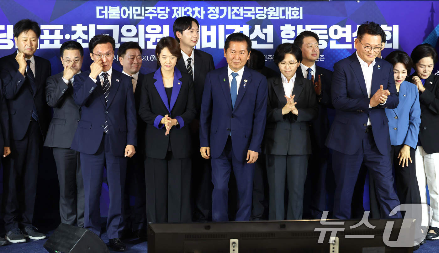 (서울=뉴스1) 국회사진기자단 = 김민석(앞줄 왼쪽부터)·고민정·정청래·김보미·송영길 더불어민주당 당대표 후보와 최고위원 후보들이 20일 서울 여의도 더불어민주당사에서 열린 당대표 …