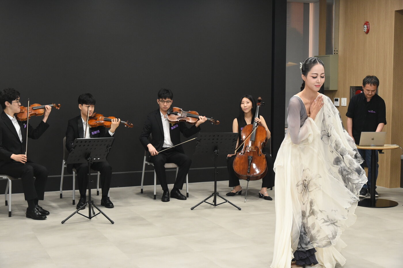 본문 이미지 - 박성민 작가의 '퍼포먼스'에서 (안무) 강혜라, (연주 공민배, 김윤세, 이현성, 장미솔이 새로운 차원의 예술을 선보이고 있다. (한국장애인문화예술원 제공)