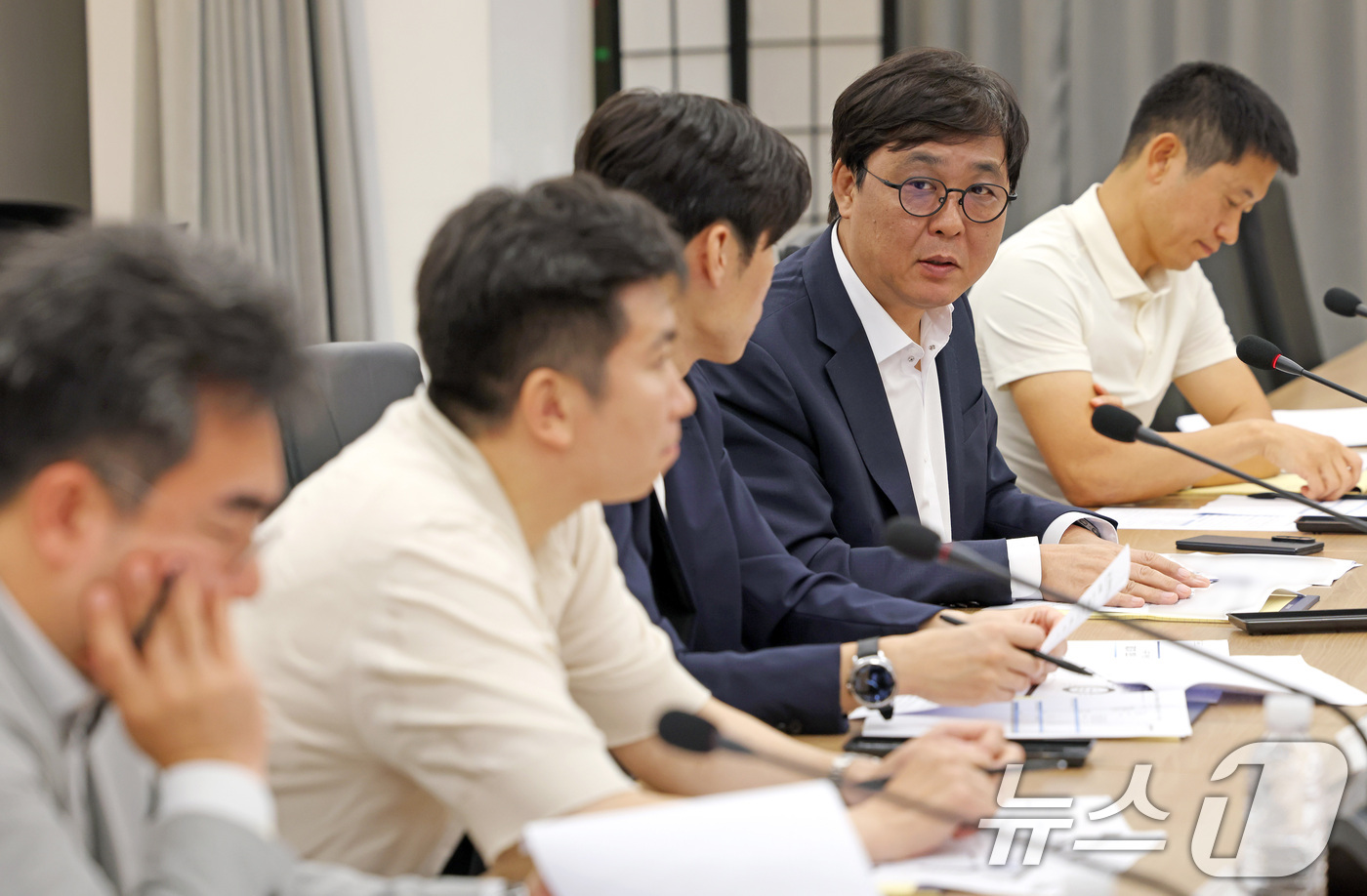 (서울=뉴스1) = 최휘영 문화체육관광부 장관이 20일 오후 서울시 종로구 국립현대미술관 사무동에서 열린 K-축구 혁신위원회 3차 회의에서 발언하고 있다. (문화체육관광부 제공. …