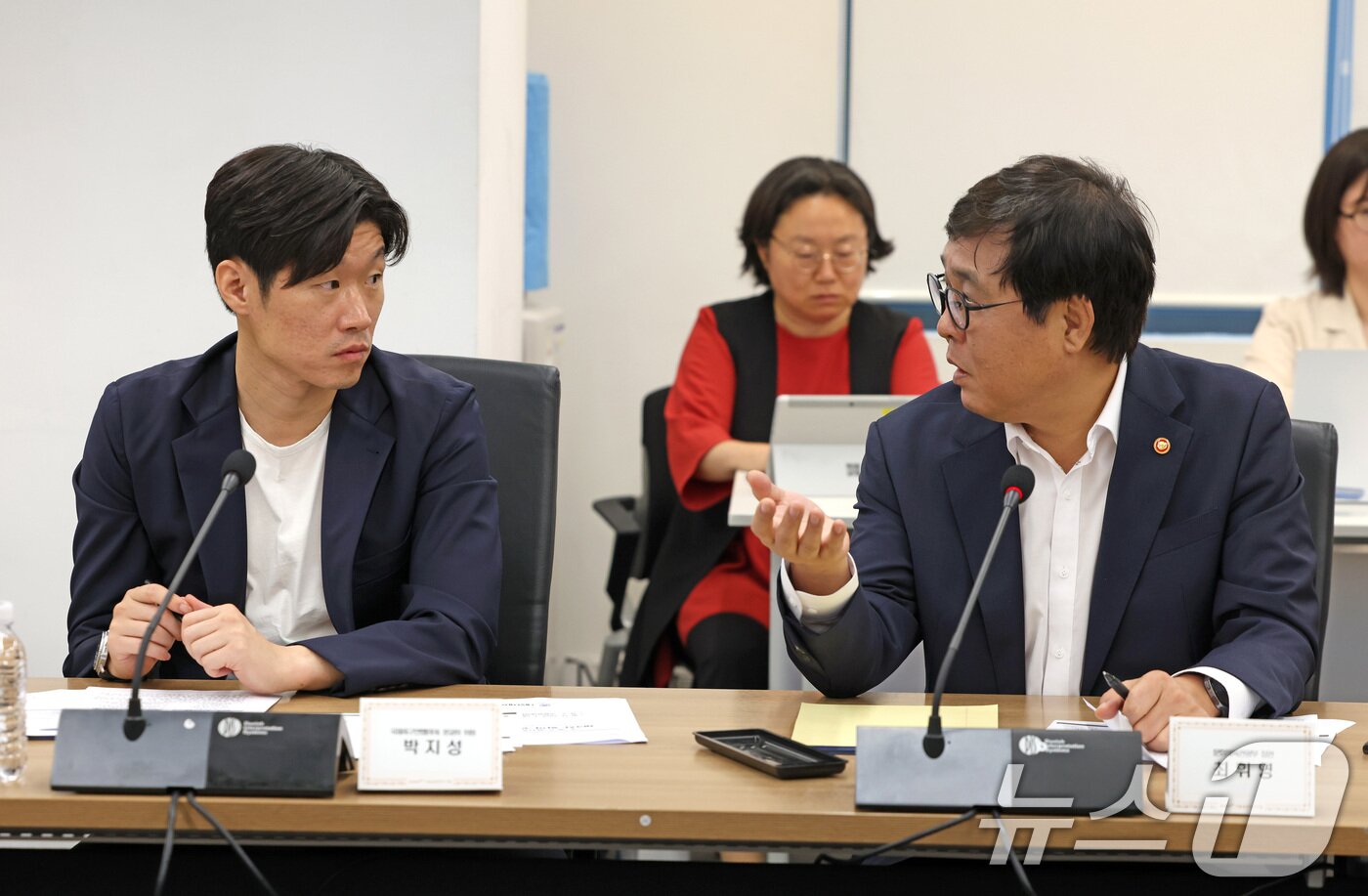 본문 이미지 - 최휘영 문화체육관광부 장관(오른쪽)과 박지성 K-축구혁신위원회 공동위원장이 20일 오후 서울시 종로구 국립현대미술관 사무동에서 열린 K-축구 혁신위원회 3차 회의에서 대화하고 있다. (문화체육관광부 제공. 재판매 및 DB 금지) 2026.7.20 ⓒ 뉴스1