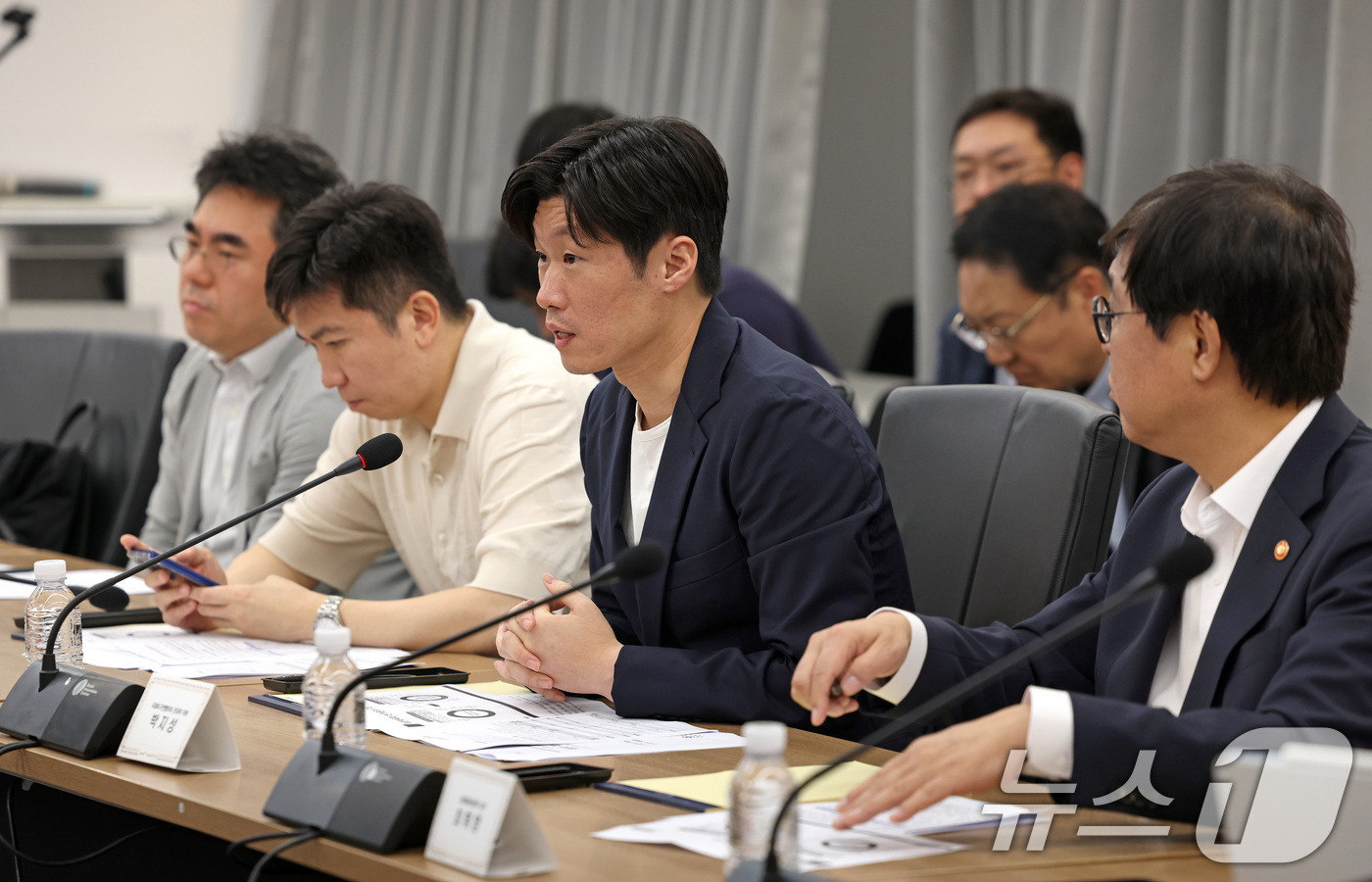 (서울=뉴스1) = 박지성 K-축구혁신위원회 공동위원장이 20일 오후 서울시 종로구 국립현대미술관 사무동에서 열린 K-축구 혁신위원회 3차 회의에서 발언하고 있다. (문화체육관광부 …