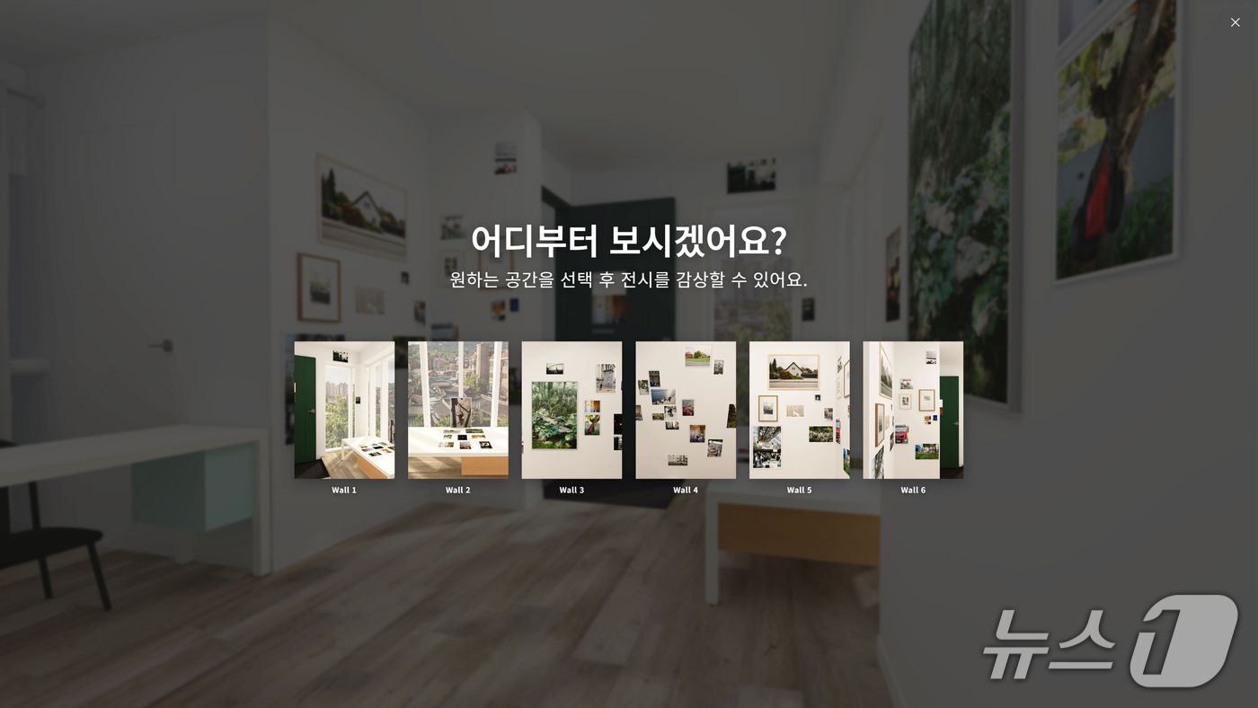 본문 이미지 - 모델 이혜승의 첫 사진전이자 하이선의 개인전 '문 밖의 나'(THE SELF OUTSIDE THE DOOR)가 지난 20일 3D 온라인 전시관으로 다시 문을 열었다. 실제 전시장 동선과 작품 배치를 옮긴 공간에서 47점의 작품을 무료로 볼 수 있고, 작가 음성 가이드와 굿즈 구매 기능도 함께 제공한다.