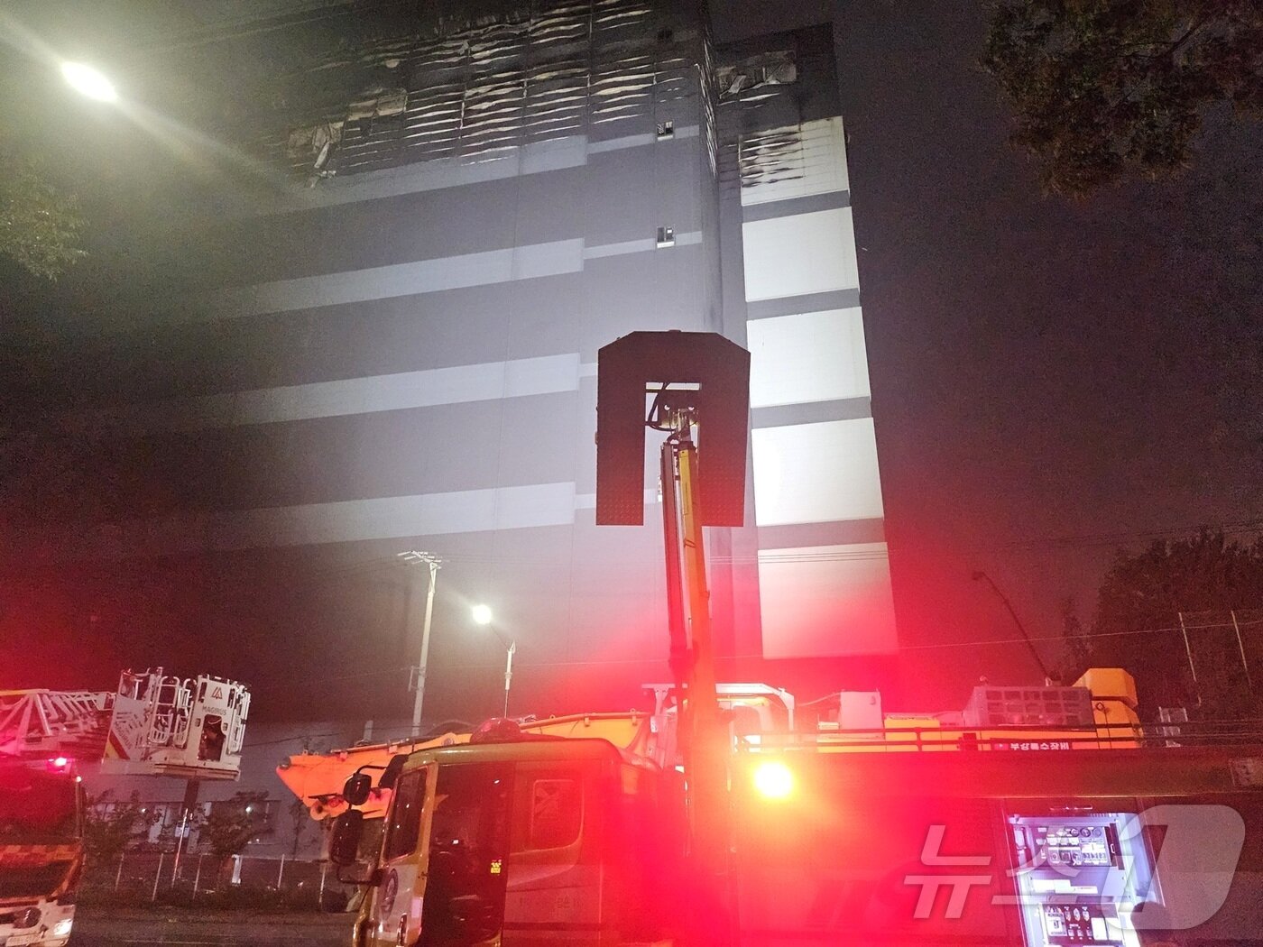본문 이미지 - 인천소방본부는 지난 18일 오전 6시 54분쯤 서해구 석남동 쿠팡 32물류센터에서 난 큰불이 20일 오후 8시 초진됐다고 밝혔다. 사진은 초진 뒤 오후 10시쯤 진화 작업이 게속되고 있는 모습. (인천소방본부 제공.재판매 및 DB금지) 2026.7.20 ⓒ 뉴스1 유준상 기자