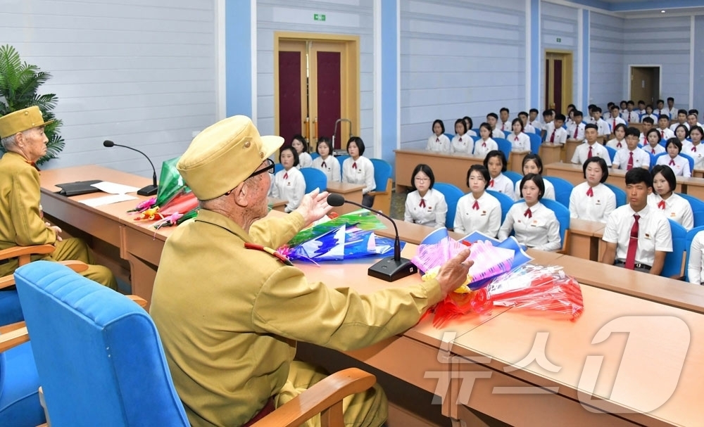 (평양 노동신문=뉴스1) = 북한 노동당 기관지 노동신문은 21일 조국해방전쟁(한국전쟁)승리 73주년을 맞아 전쟁노병(참전군인)들과 청소년학생들과의 상봉모임이 함경남도와 개성시에서 …