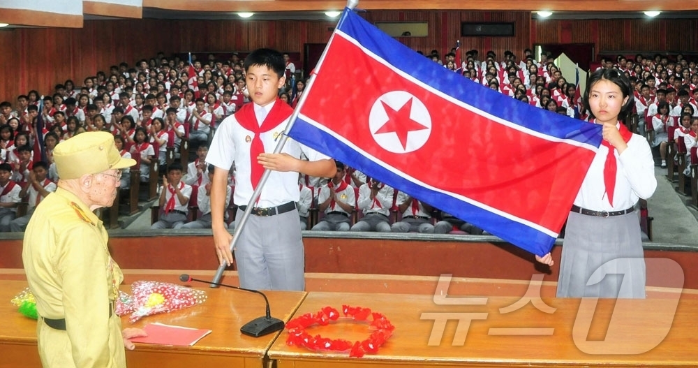 (평양 노동신문=뉴스1) = 북한 노동당 기관지 노동신문은 21일 조국해방전쟁(한국전쟁)승리 73주년을 맞아 전쟁노병(참전군인)들과 청소년학생들과의 상봉모임이 함경남도와 개성시에서 …
