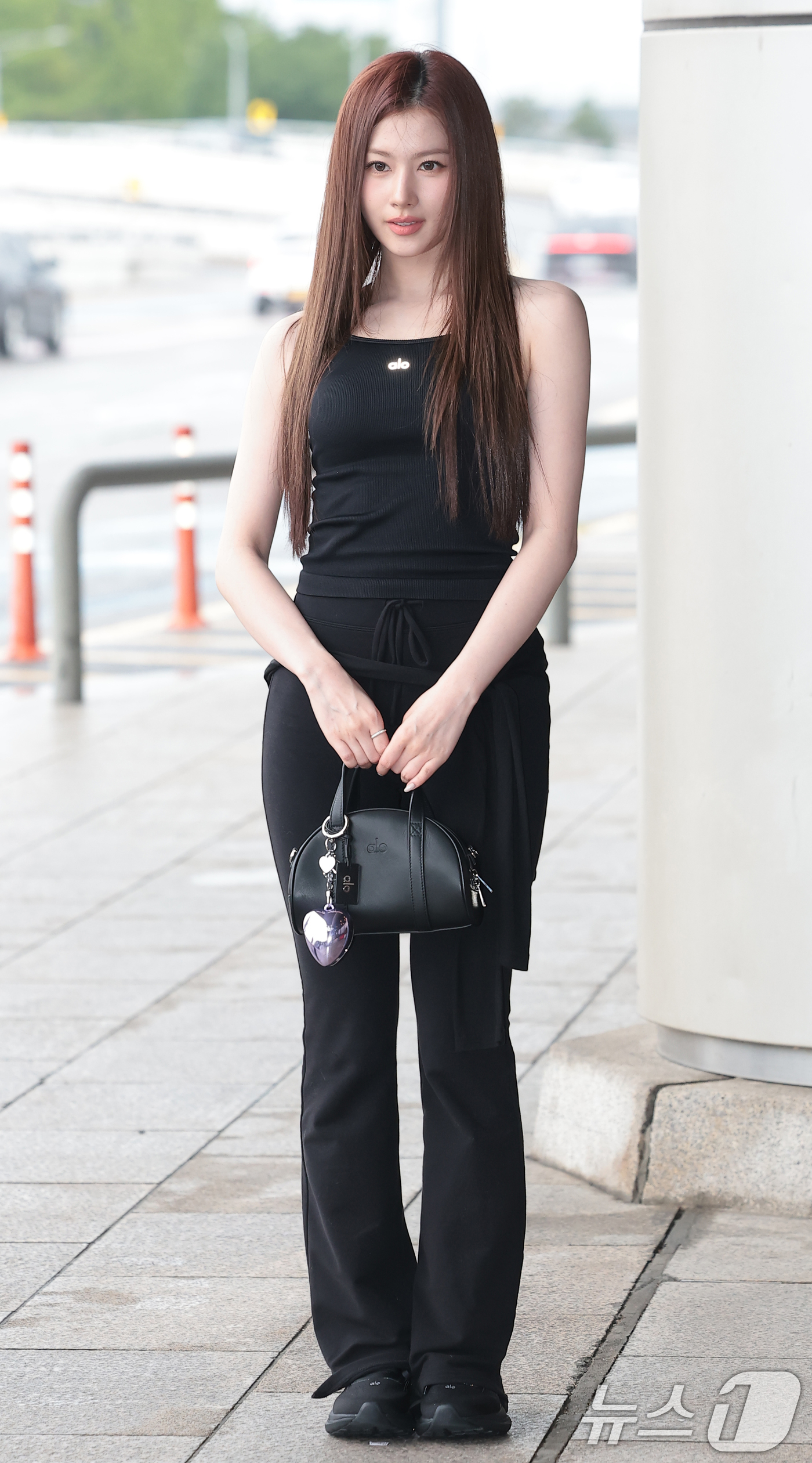 (김포공항=뉴스1) 권현진 기자 = 트와이스(TWICE) 사나가 해외 일정을 위해 21일 김포공항을 통해 일본으로 출국하기 전 인사를 하고 있다. 2026.7.21/뉴스1