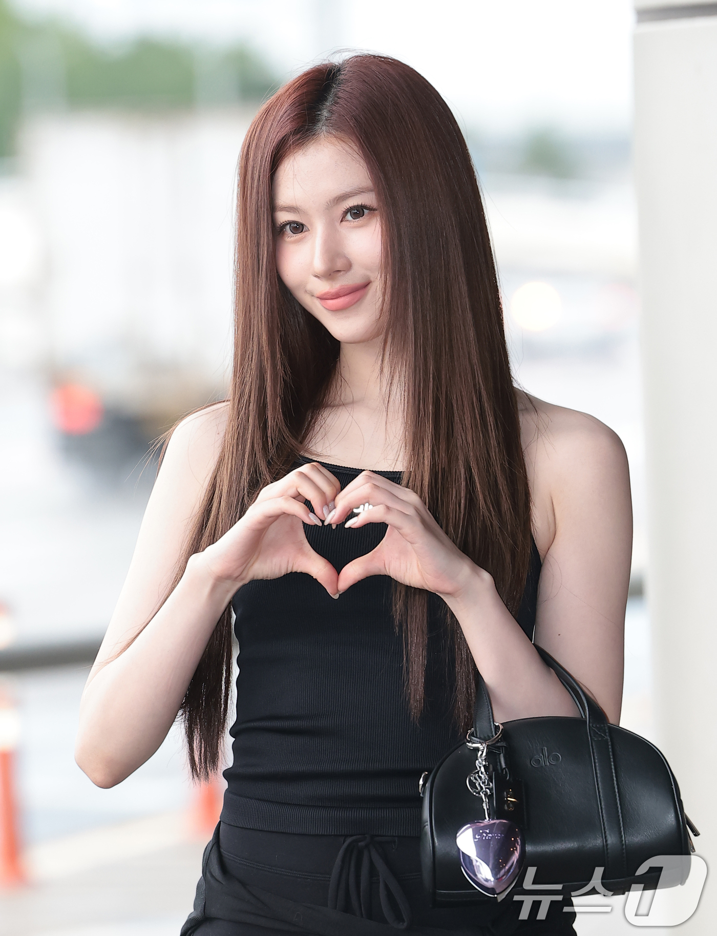 (김포공항=뉴스1) 권현진 기자 = 트와이스(TWICE) 사나가 해외 일정을 위해 21일 김포공항을 통해 일본으로 출국하기 전 인사를 하고 있다. 2026.7.21/뉴스1