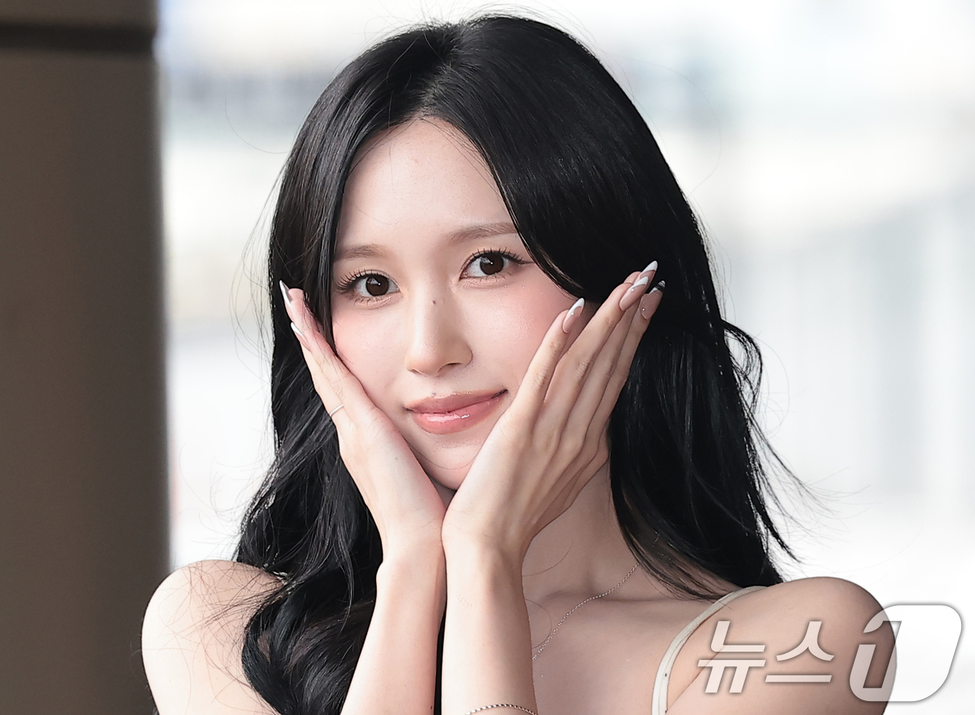 (김포공항=뉴스1) 권현진 기자 = 트와이스(TWICE) 미나가 해외 일정을 위해 21일 김포공항을 통해 일본으로 출국하기 전 인사를 하고 있다. 2026.7.21/뉴스1