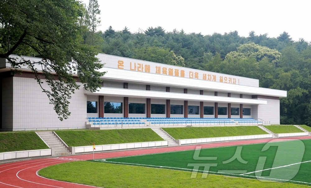 (평양 노동신문=뉴스1) = 북한 노동당 기관지 노동신문은 21일 북한 원산농업대학교에 현대적인 체육관과 야외경기장이 준공됐다고 보도했다. [국내에서만 사용가능. 재배포 금지. D …