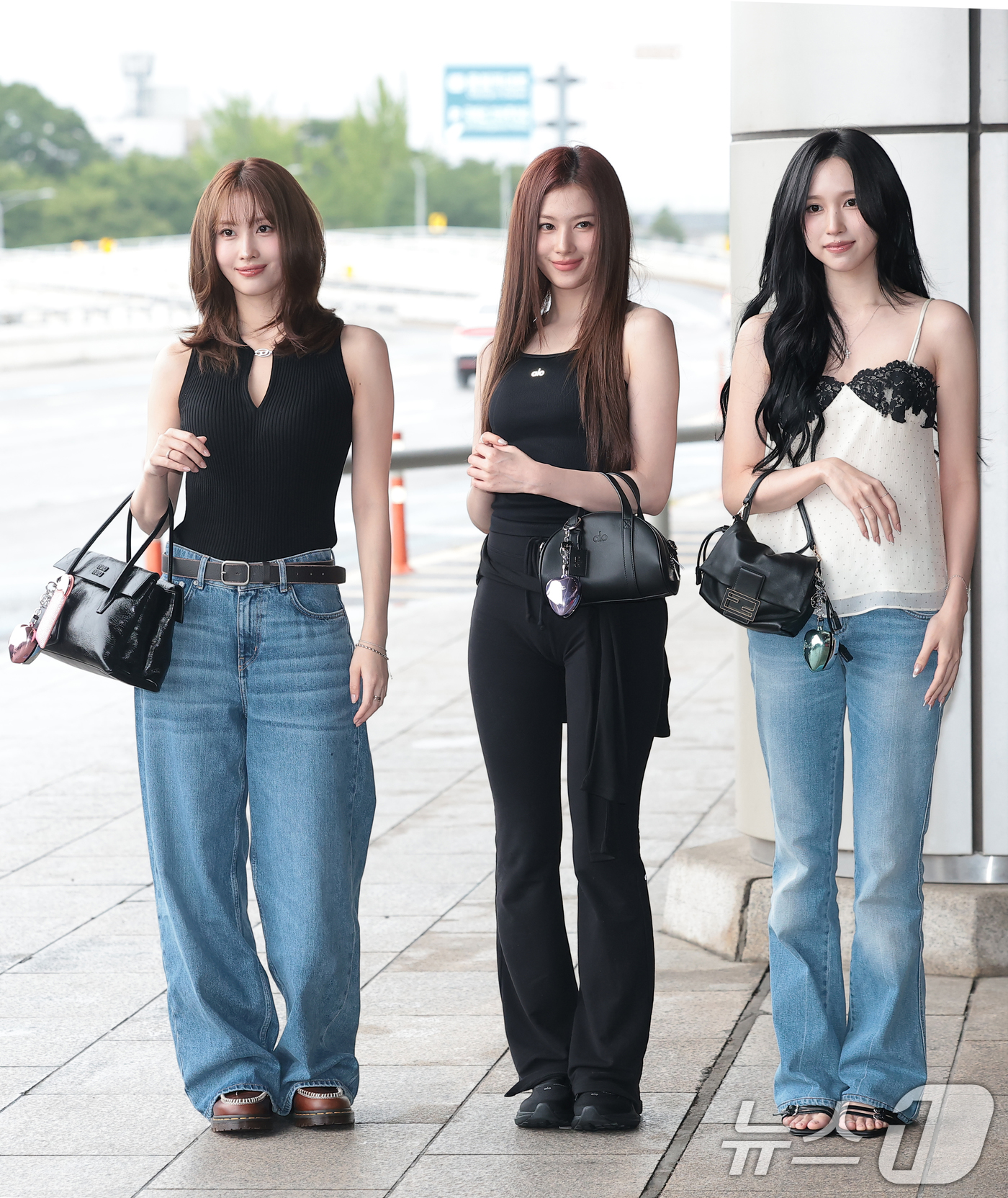 (김포공항=뉴스1) 권현진 기자 = 트와이스(TWICE) 미사모 미나(왼쪽부터)와 사나, 모모가 해외 일정을 위해 21일 김포공항을 통해 일본으로 출국하기 전 인사를 하고 있다. …