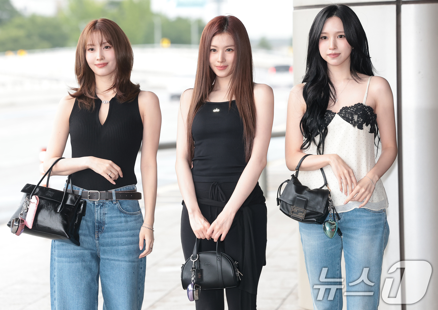 (김포공항=뉴스1) 권현진 기자 = 트와이스(TWICE) 미사모 모모(왼쪽부터)와 사나, 미나가 해외 일정을 위해 21일 김포공항을 통해 일본으로 출국하기 전 인사를 하고 있다. …