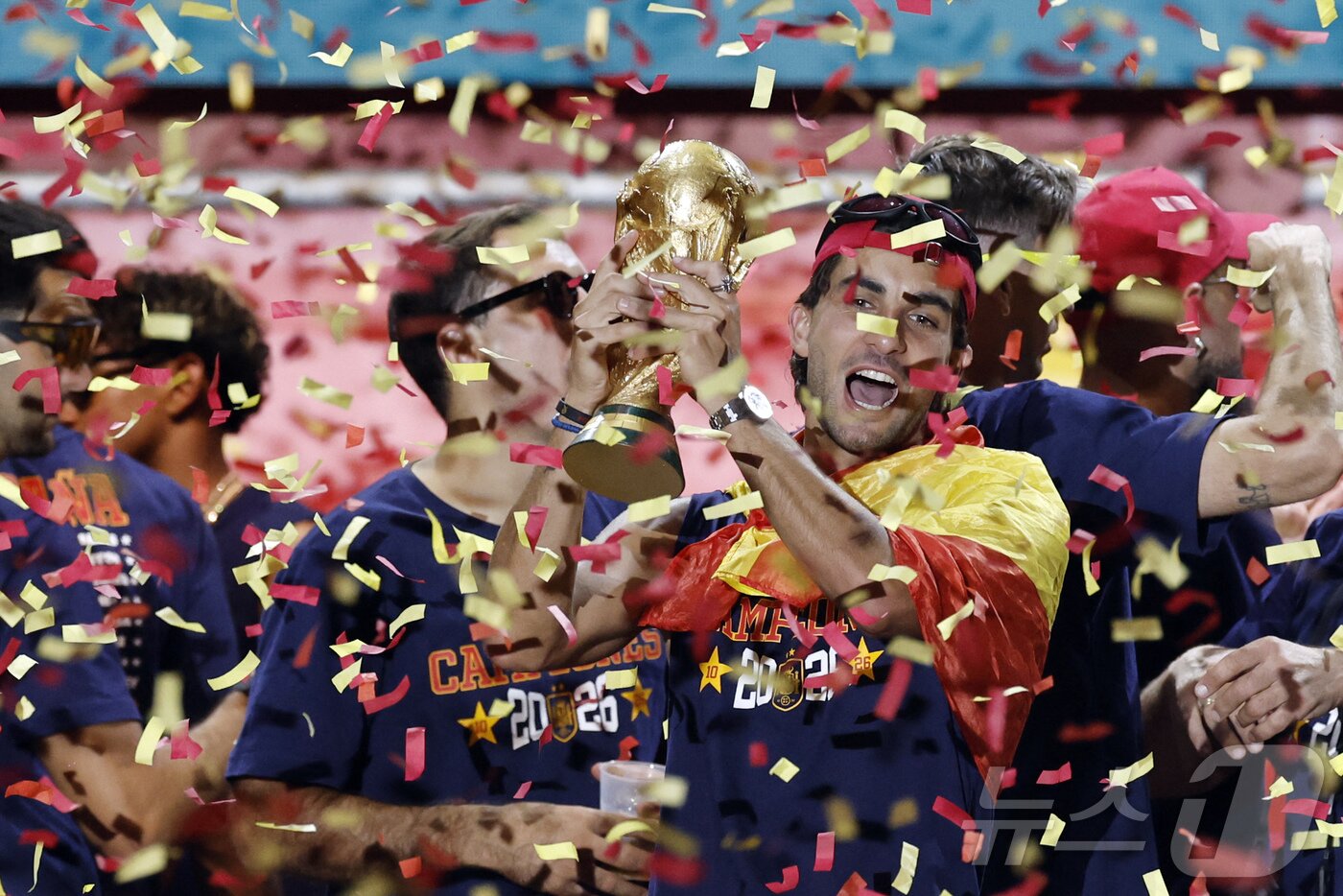 본문 이미지 - 20일(현지시간) 스페인 마드리드 시벨레스 광장에서 열린 2026 국제축구연맹(FIFA) 북중미 월드컵 우승 축하 행사에서 스페인 축구 국가대표팀 페란 토레스가 우승컵을 들어올리며 환하게 웃고 있다. 2026.07.20. ⓒ AFP=뉴스1