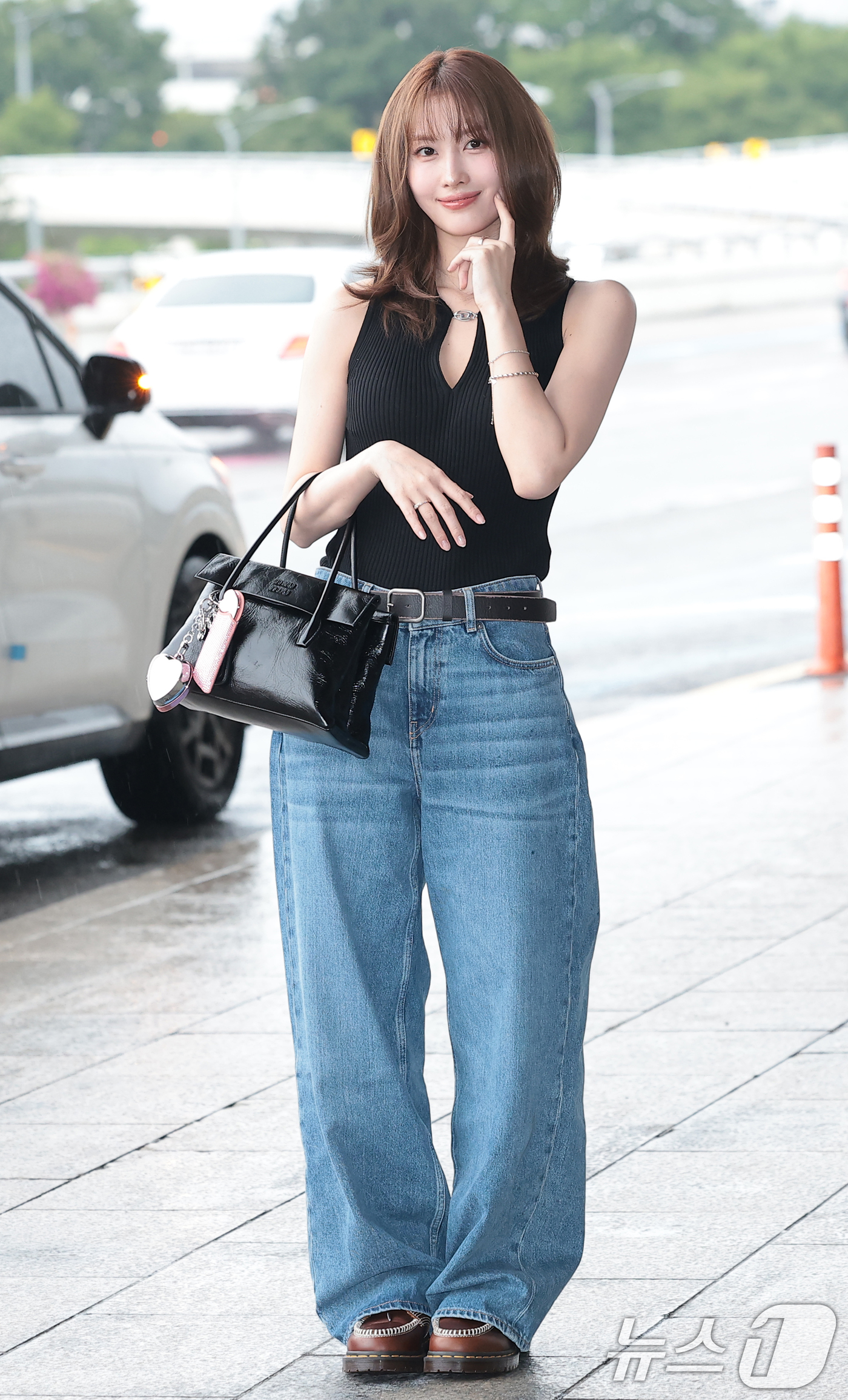 (김포공항=뉴스1) 권현진 기자 = 트와이스(TWICE) 미사모 모모가 해외 일정을 위해 21일 김포공항을 통해 일본으로 출국하기 전 인사를 하고 있다. 2026.7.21/뉴스1