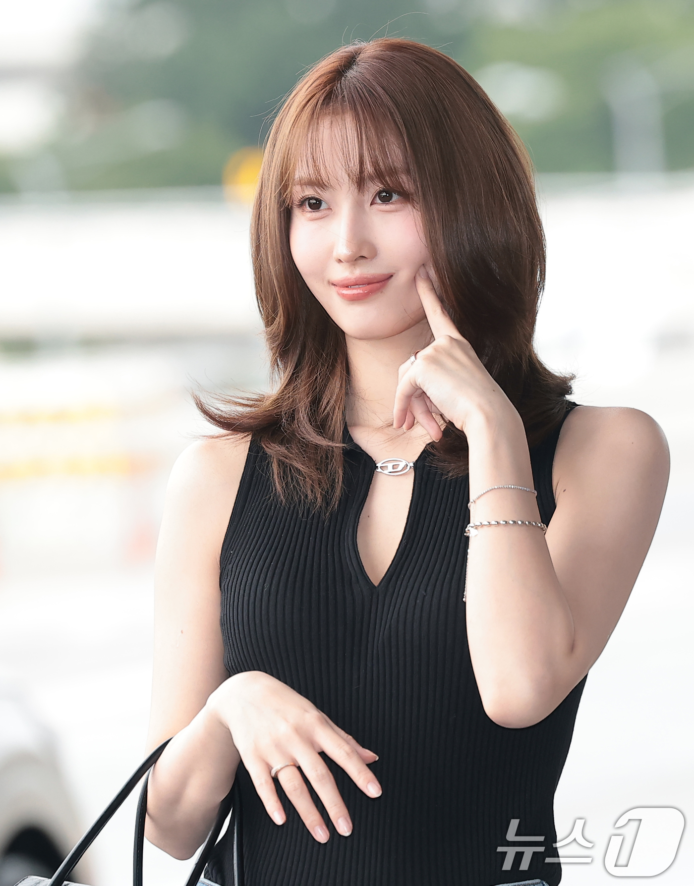 (김포공항=뉴스1) 권현진 기자 = 트와이스(TWICE) 미사모 모모가 해외 일정을 위해 21일 김포공항을 통해 일본으로 출국하기 전 인사를 하고 있다. 2026.7.21/뉴스1