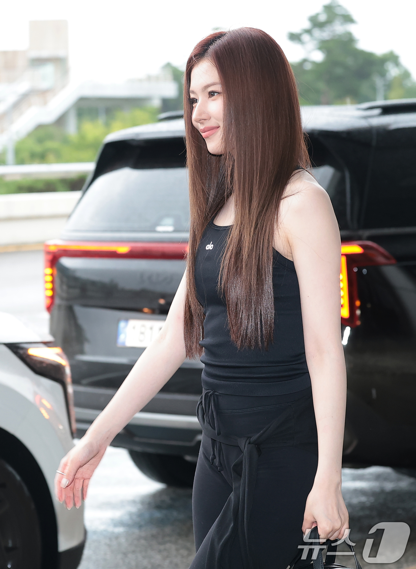 (김포공항=뉴스1) 권현진 기자 = 트와이스(TWICE) 사나가 해외 일정을 위해 21일 김포공항을 통해 일본으로 출국하고 있다.  2026.7.21/뉴스1