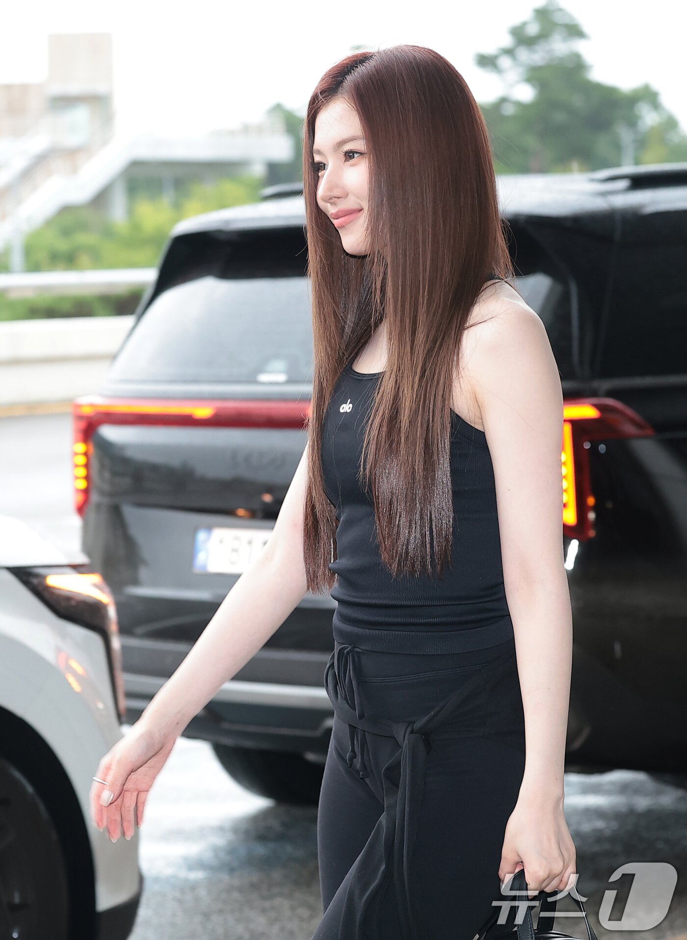 사나, 출국