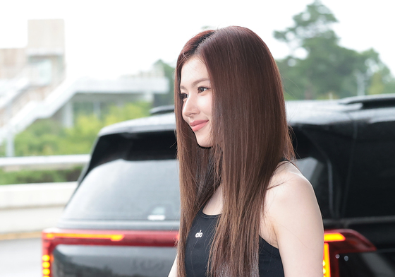 사나, 출국