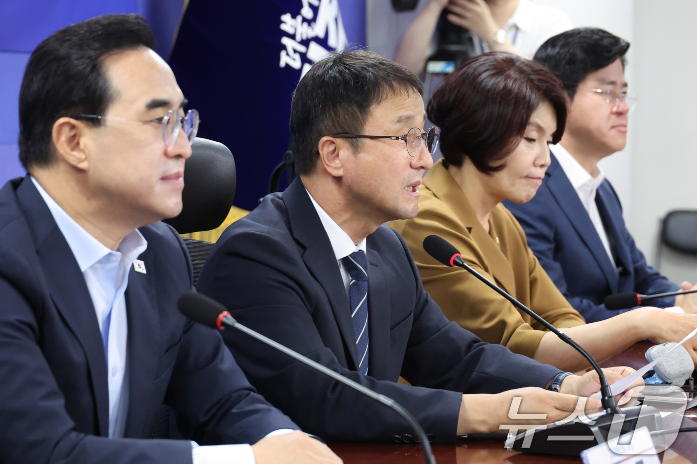 (서울=뉴스1) 신웅수 기자 = 한병도 더불어민주당 당대표 직무대행 겸 원내대표가 21일 서울 여의도 국회 의원회관에서 열린 2027년 예산안 당정협의에서 발언하고 있다. 2026 …
