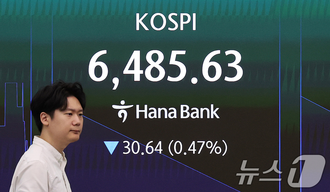 (서울=뉴스1) 박지혜 기자 = 21일 서울 중구 하나은행 딜링룸 전광판에 코스피 등 시황이 표시되고 있다이날 코스피는 전 거래일(6516.27) 대비 0.57%(37.61포인트) …