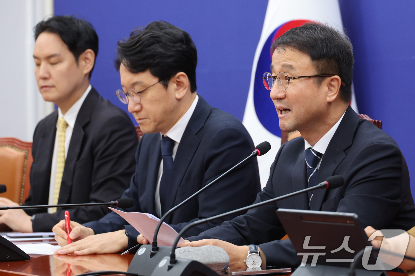 (서울=뉴스1) 신웅수 기자 = 한병도 더불어민주당 당대표 직무대행 겸 원내대표가 21일 서울 여의도 국회에서 열린 원내대책회의에서 발언하고 있다. 2026.7.21/뉴스1