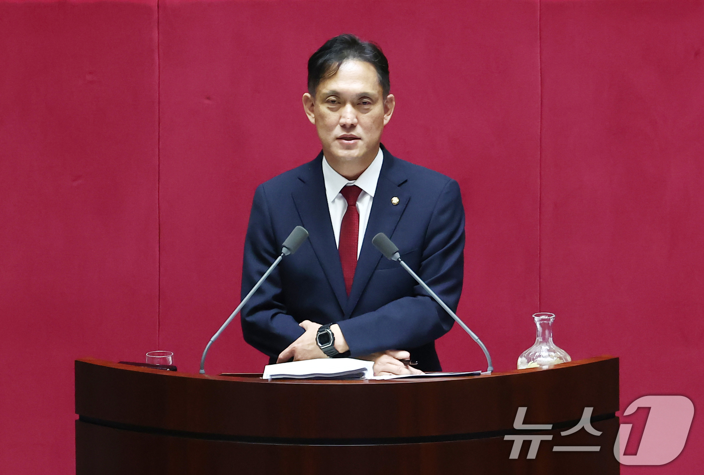 (서울=뉴스1) 김민지 기자 = 김태규 국민의힘 의원이 21일 오전 서울 여의도 국회 본회의장에서 전날 상정된 윤석열·김건희에 의한 내란·외환 및 국정농단 행위의 진상규명을 위한 …