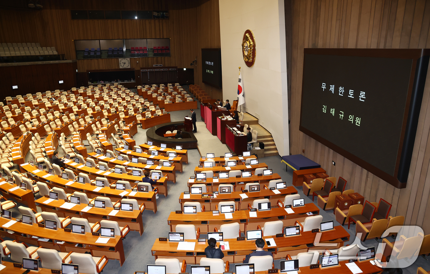(서울=뉴스1) 김민지 기자 = 김태규 국민의힘 의원이 21일 오전 서울 여의도 국회 본회의장에서 전날 상정된 윤석열·김건희에 의한 내란·외환 및 국정농단 행위의 진상규명을 위한 …