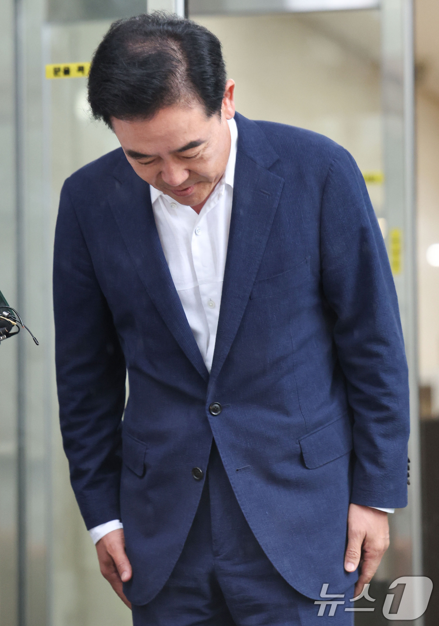 (과천=뉴스1) 이종수 기자 = 윤희근 전 경찰청장이 21일 오전 경기 과천시 특검팀 사무실에 ‘통일교 수사무마 의혹’과 관련한 2차 피의자 조사를 받기 위해 출석하며 고개를 숙이 …