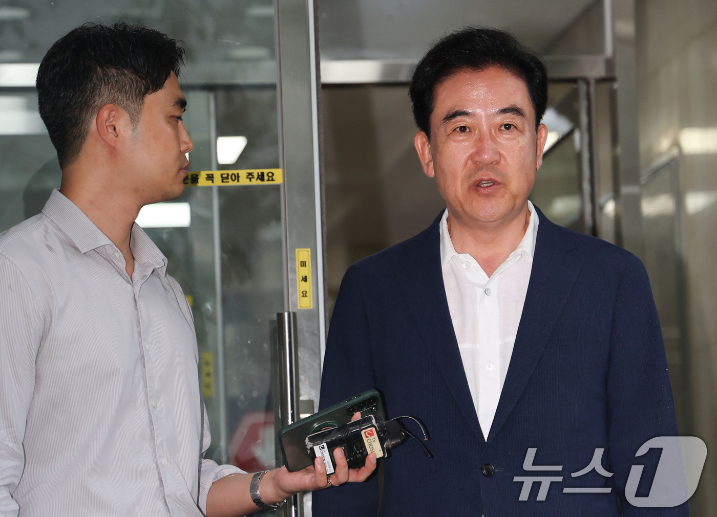 (과천=뉴스1) 이종수 기자 = 윤희근 전 경찰청장이 21일 오전 경기 과천시 특검팀 사무실에 ‘통일교 수사무마 의혹’과 관련한 2차 피의자 조사를 받기 위해 출석하며 취재진의 질 …