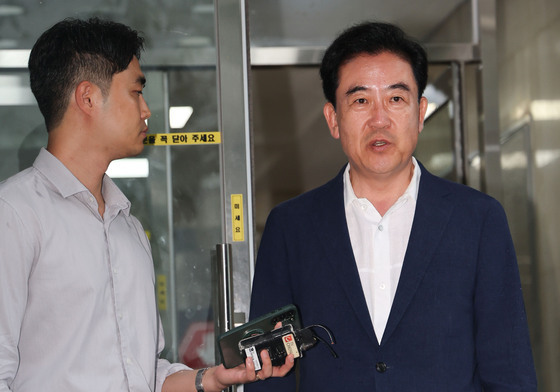 질문 받는 윤희근 전 경찰청장