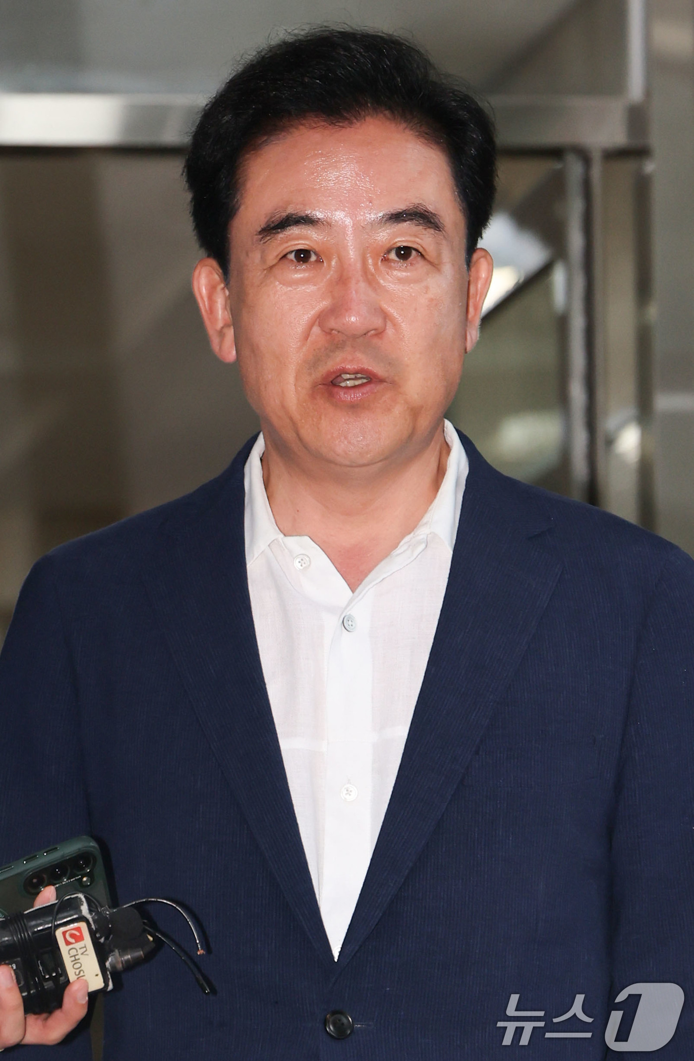 (과천=뉴스1) 이종수 기자 = 윤희근 전 경찰청장이 21일 오전 경기 과천시 특검팀 사무실에 ‘통일교 수사무마 의혹’과 관련한 2차 피의자 조사를 받기 위해 출석하며 취재진의 질 …