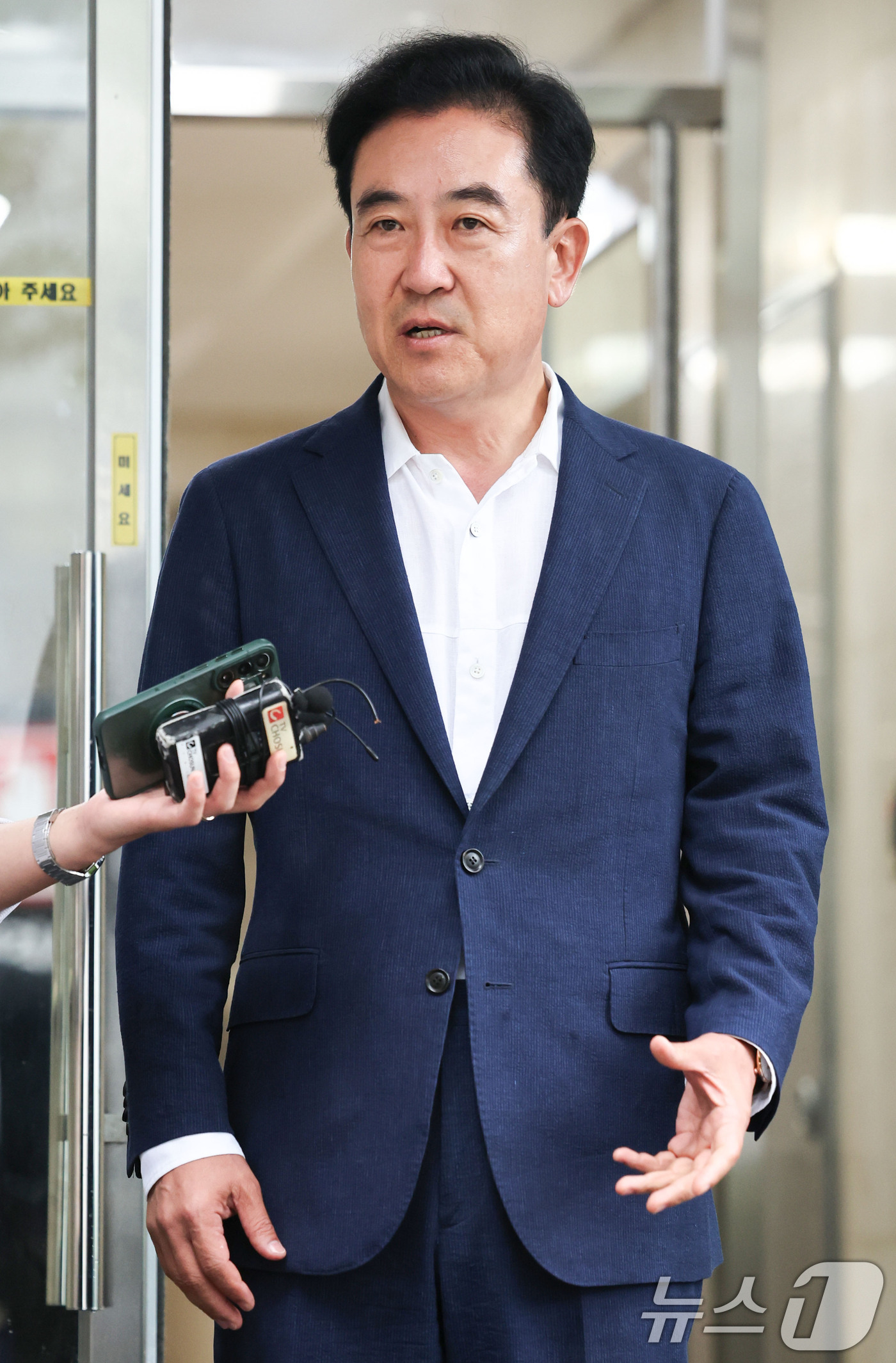 (과천=뉴스1) 이종수 기자 = 윤희근 전 경찰청장이 21일 오전 경기 과천시 특검팀 사무실에 ‘통일교 수사무마 의혹’과 관련한 2차 피의자 조사를 받기 위해 출석하며 취재진의 질 …