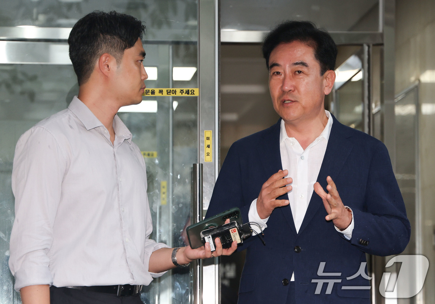 (과천=뉴스1) 이종수 기자 = 윤희근 전 경찰청장이 21일 오전 경기 과천시 김건희 특검팀 사무실에 ‘통일교 수사무마 의혹’과 관련한 2차 피의자 조사를 받기 위해 출석하며 취재 …