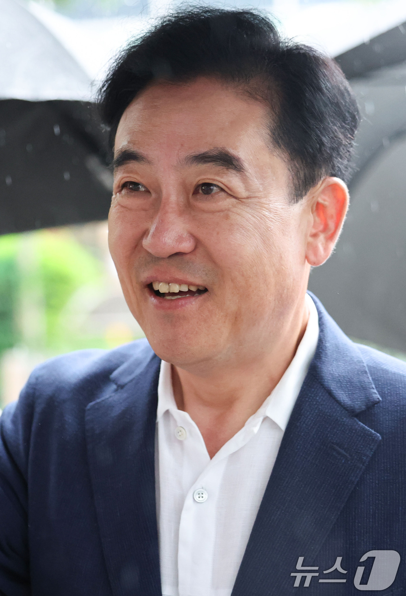 (과천=뉴스1) 이종수 기자 = 윤희근 전 경찰청장이 21일 오전 경기 과천시 특검팀 사무실에 ‘통일교 수사무마 의혹’과 관련한 2차 피의자 조사를 받기 위해 출석하고 있다. 20 …