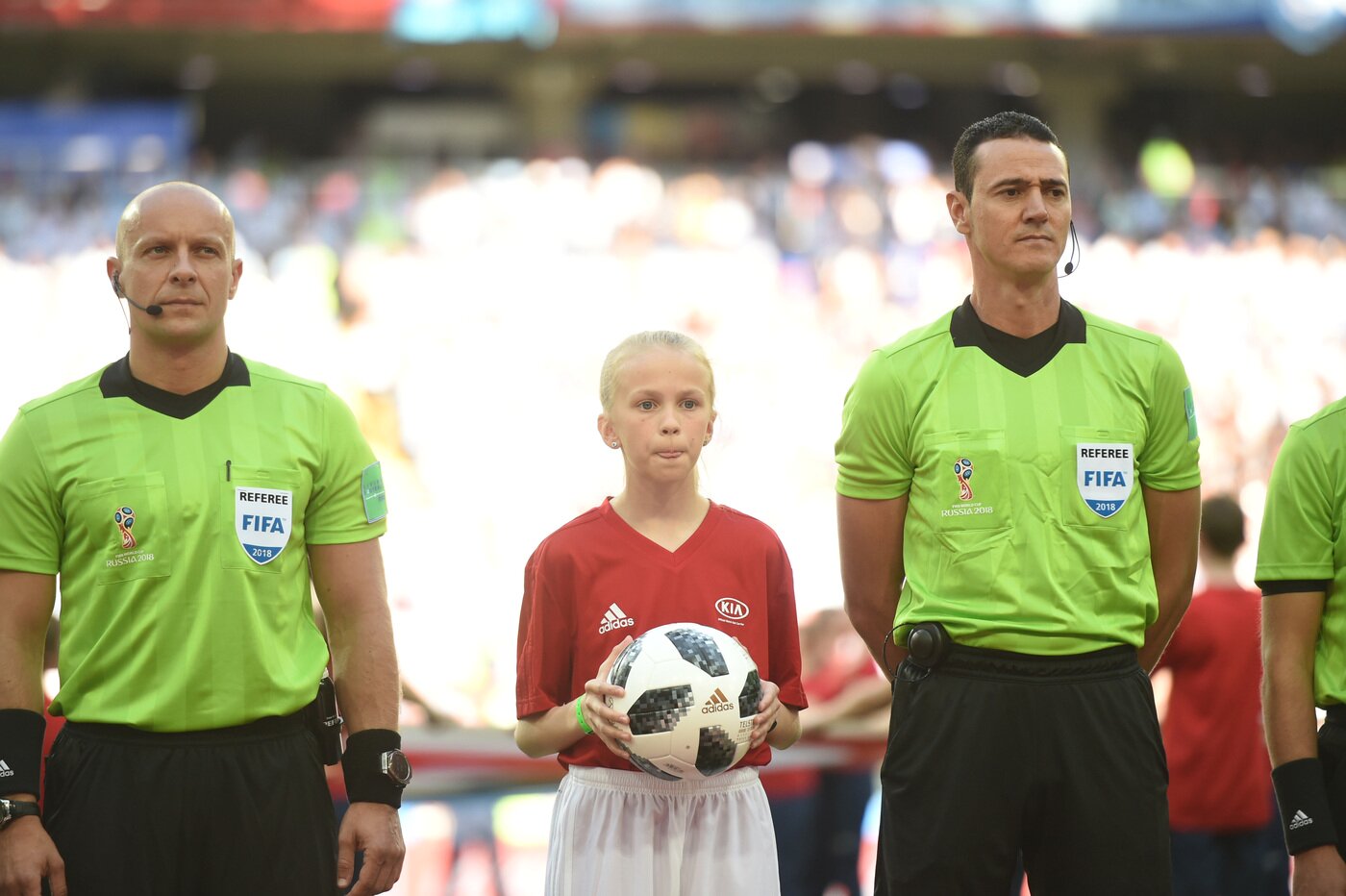 본문 이미지 - 2018 FIFA 러시아 월드컵에서 기아의 '오피셜 매치볼 캐리어'(OMBC)에 선정된 어린이가 공인구를 들고 심판과 함께 도열해 있는 모습(현대차그룹 제공). 2026.7.21.