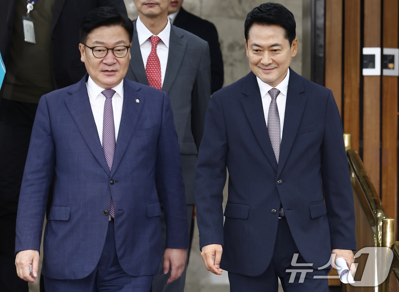 (서울=뉴스1) 김민지 기자 = 국민의힘 장동혁 대표와 정점식 원내대표가 21일 오전 서울 여의도 국회에서 열린 제9회 전국동시지방선거 투표용지 부족사태 등 국민참정권 침해 진상규 …