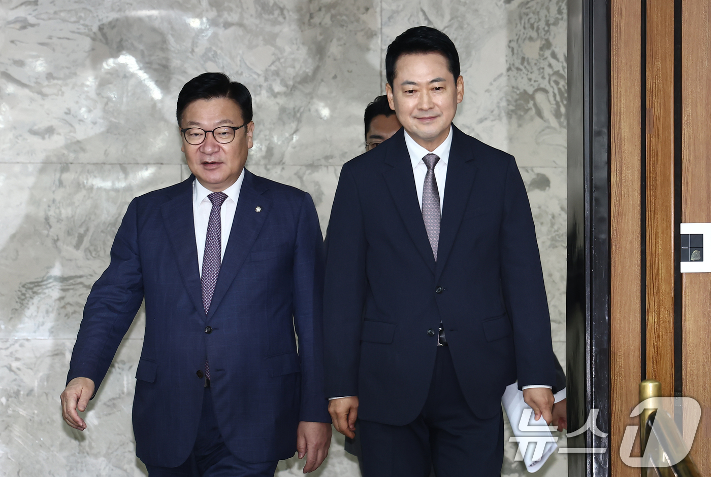 (서울=뉴스1) 김민지 기자 = 국민의힘 장동혁 대표와 정점식 원내대표가 21일 오전 서울 여의도 국회에서 열린 제9회 전국동시지방선거 투표용지 부족사태 등 국민참정권 침해 진상규 …