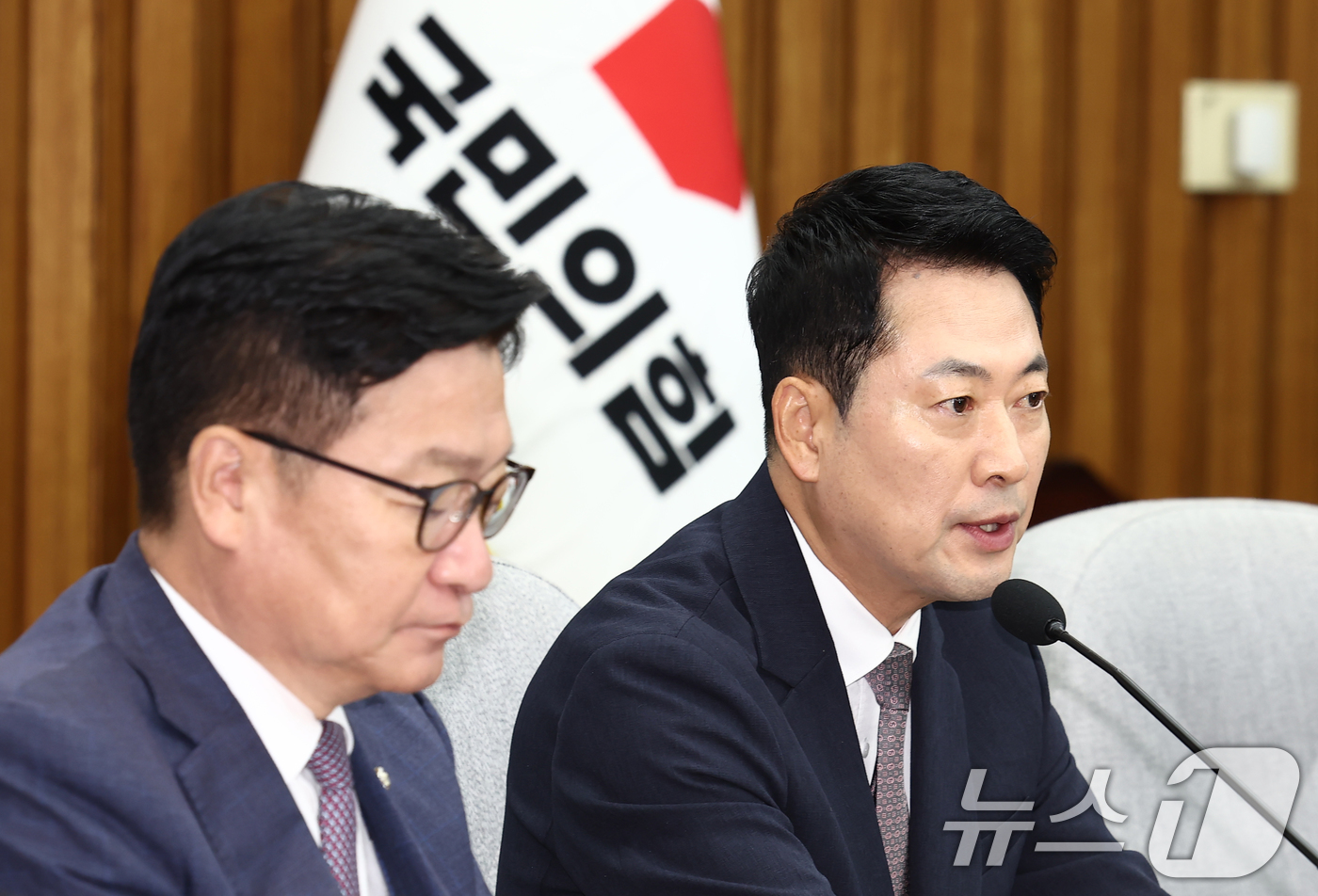 (서울=뉴스1) 김민지 기자 = 장동혁 국민의힘 대표가 21일 오전 서울 여의도 국회에서 열린 제9회 전국동시지방선거 투표용지 부족사태 등 국민참정권 침해 진상규명 및 선거관리 개 …