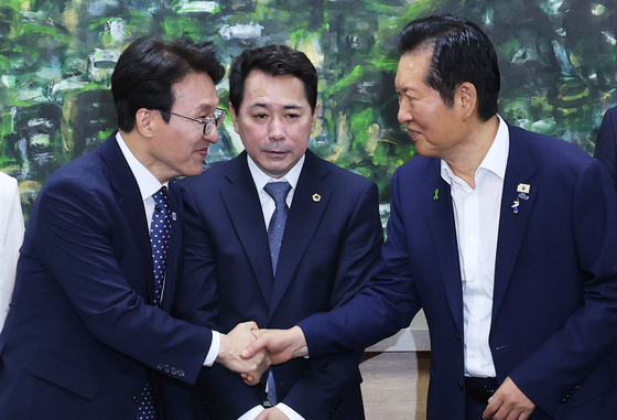 김민석·정청래 '어색한 악수'