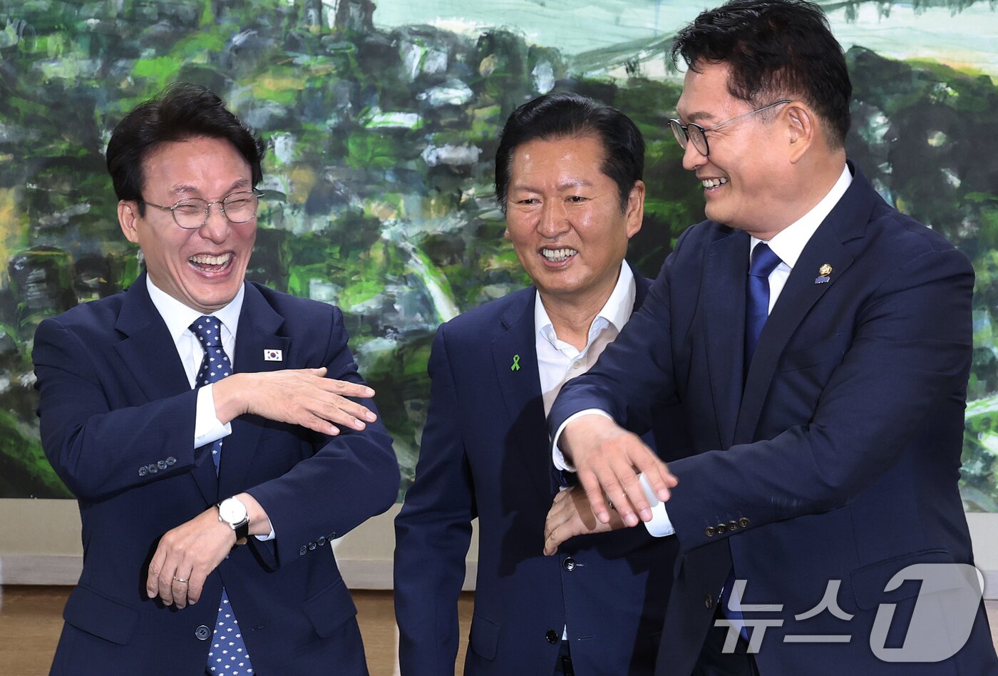 본문 이미지 - 더불어민주당 당권에 도전하는 김민석(왼쪽부터)·정청래·송영길 후보가 21일 서울 중구 서울시의회에서 열린 당대표 후보자 초청 간담회에 앞서 기념촬영을 마친 후 환한 얼굴로 대화하고 있다. 2026.7.21 ⓒ 뉴스1 오대일 기자